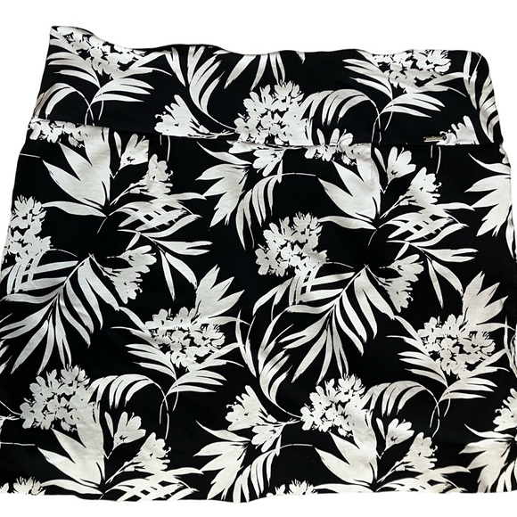 Floral Black and White Skort Size XXL S.C&C0 - Picture 8 of 8